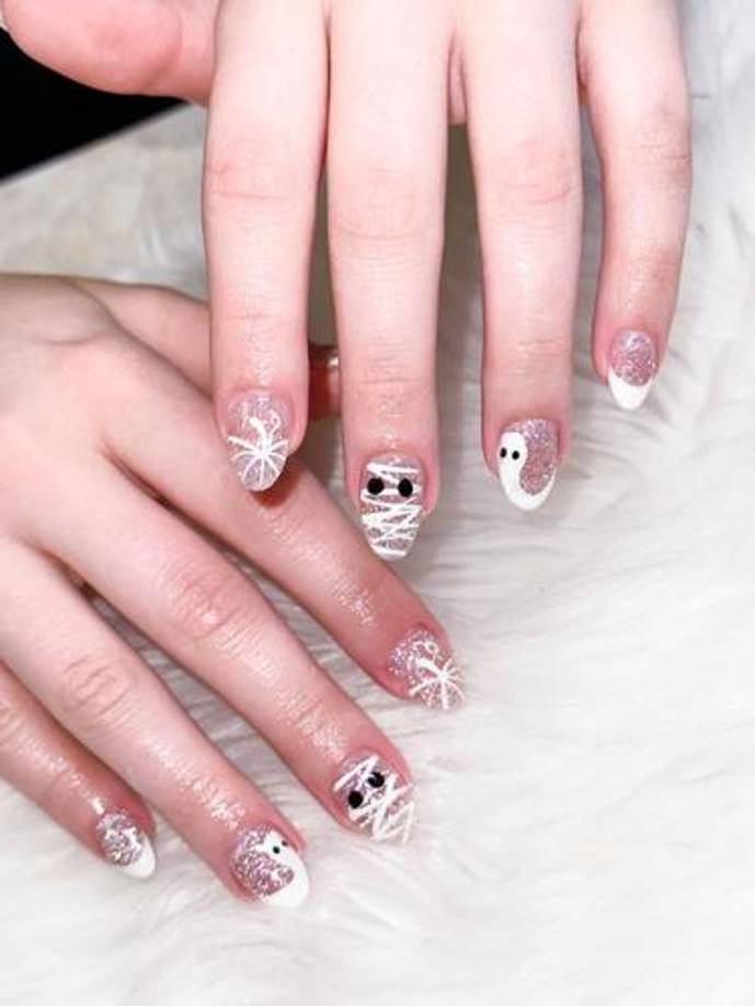 Una de las tendencias más populares es la de las uñas ‘ombre’, donde el color se degrada de un tono más claro en la base hasta un granate profundo en las puntas, creando un efecto de transición suave y visualmente impactante. Otra opción que está ganando popularidad es la de incorporar detalles en dorado o plateado sobre el granate. Esto puede incluir líneas geométricas, lunares o incluso pequeños detalles de filigrana que recuerdan a joyas antiguas, añadiendo un toque de glamour que no deja de ser adecuado para la temática de Halloween.