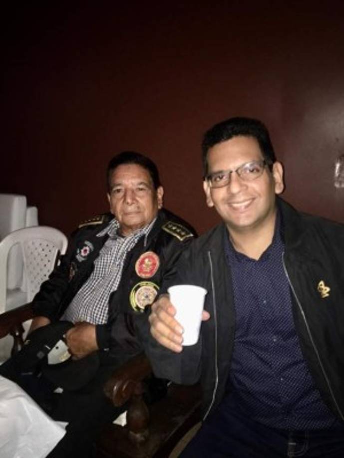 Desde ese día no ha parado de trabajar durante la emergencia por Eta, comenzó rescatando personas, continuó organizando equipos de rescate y ahora trabaja en ayudar a los vecinos de las zonas afectadas a reparar pozos de agua y demás necesidades.<br/><br/>Además, está organizando un equipo de bomberos jubilados que al igual que él desean ayudar a su país.<br/><br/>'Nací para ser bombero y servir a los demás', concluyó Rodríguez.