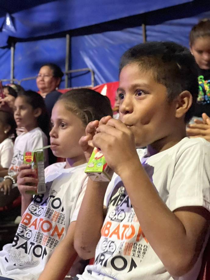 También se deleitaron durante la función con jugos obsequiados por Audiosistema.