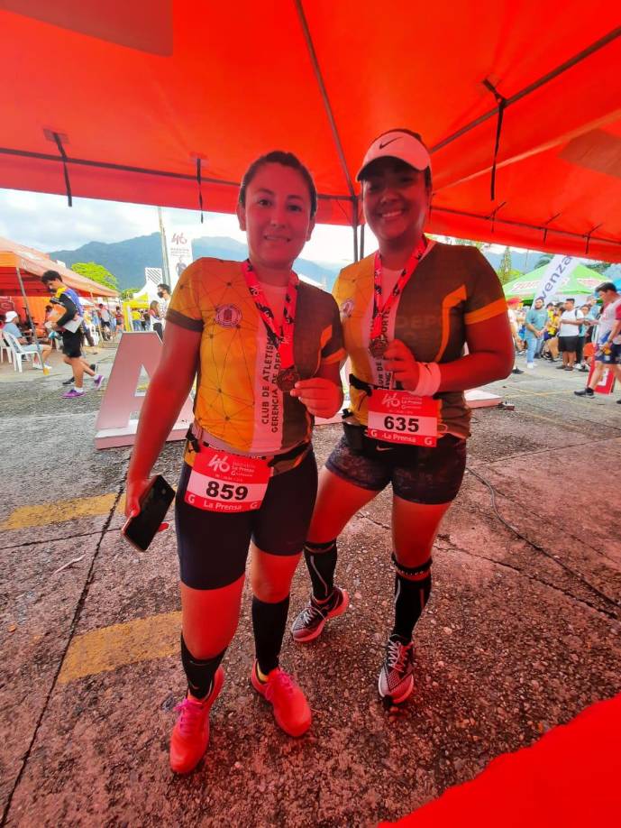 El staff de diario LA PRENSA entregó las medallas a los corredores. 