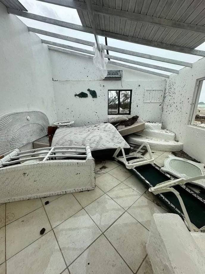 Las imágenes confirman que el ciclón Beryl causó daños significativos, dejando a los pobladores sin energía eléctrica.