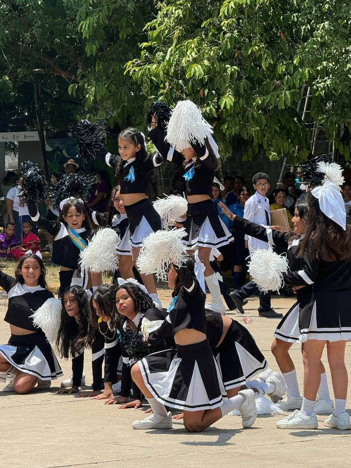 El esfuerzo y dedicación de los docentes y padres de familia fue clave para que este hermoso desfile se realizara de la mejor manera posible.