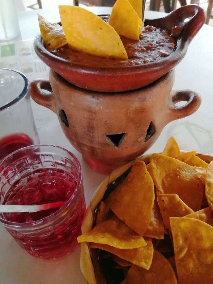 O puede pedir nachos de frijolitos al estilo catracho.