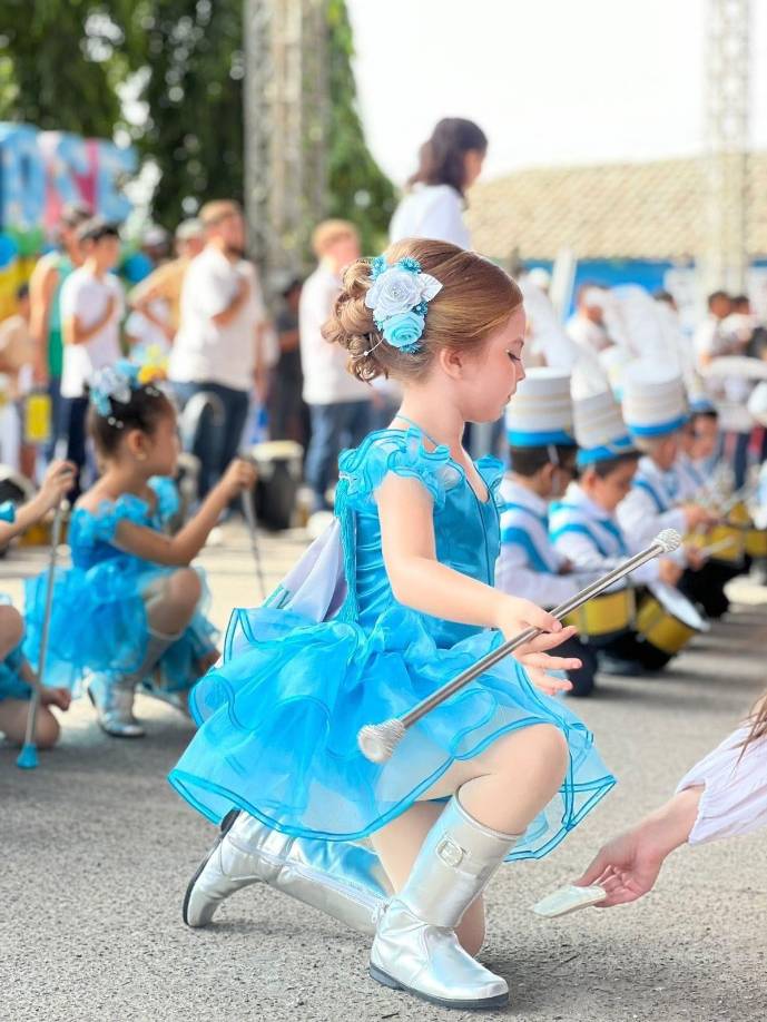 Con su vibrante traje de palillona en azul turquesa, que evocaba los colores de la bandera nacional, Alanita desfiló con una elegancia deslumbrante.