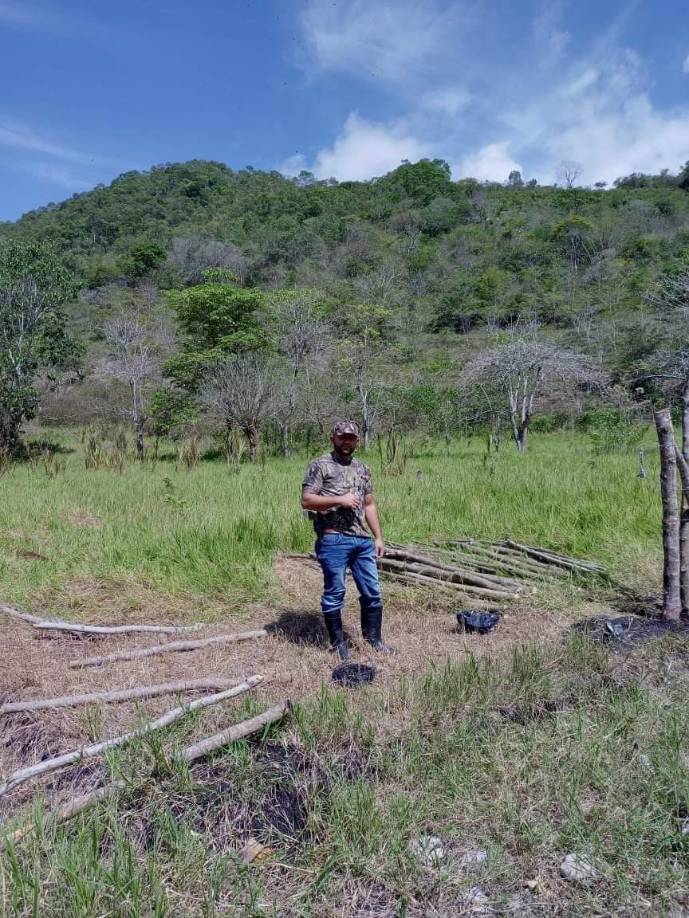 Una vez afuera, según testimonios, un hombre se aproximó a la ventana de la camioneta y le disparó en varias ocasiones en la cabeza. Después, se dio a la fuga. 