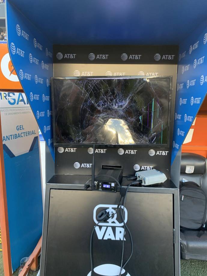 A un costado del campo el módulo del VAR fue vandalizado, el monitor quedó destruido.