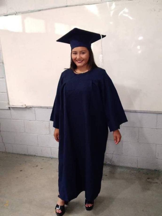 Tras egresar de secundaria, emprendió con la venta de comida en casa y trabajó en una fabrica, pero renunció para seguir sus sueños.