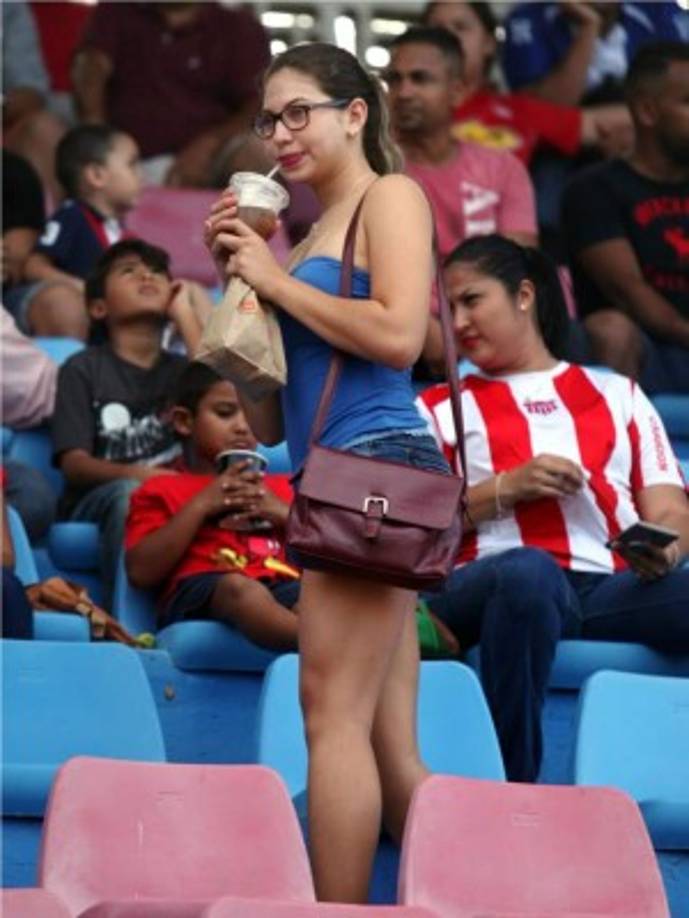 En las gradas también fue apoyo para el Vida.