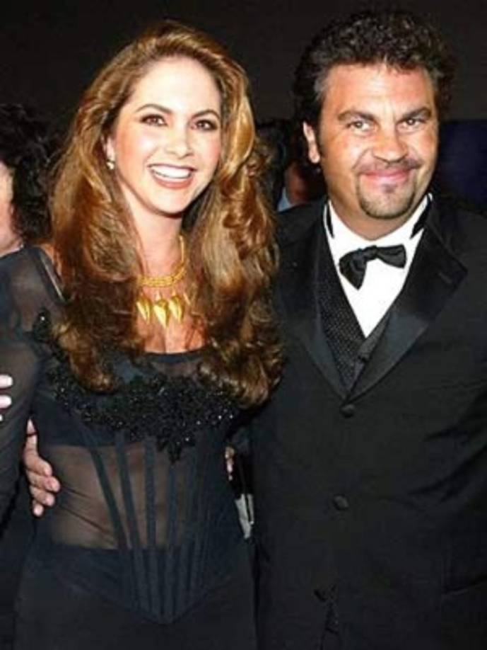 Luego, en 1994, inició su romance con Manuel Mijares. El amor fue tan grande que en enero de 1997 se casaron por la iglesia en medio de una majestuosa boda a la que asistieron más de 700 invitados.<br/>