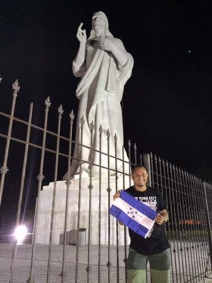 La iniciativa de portar la bandera de Honduras en cada viaje surgió en una visita que Eduardo Pineda realizó a Dubái.