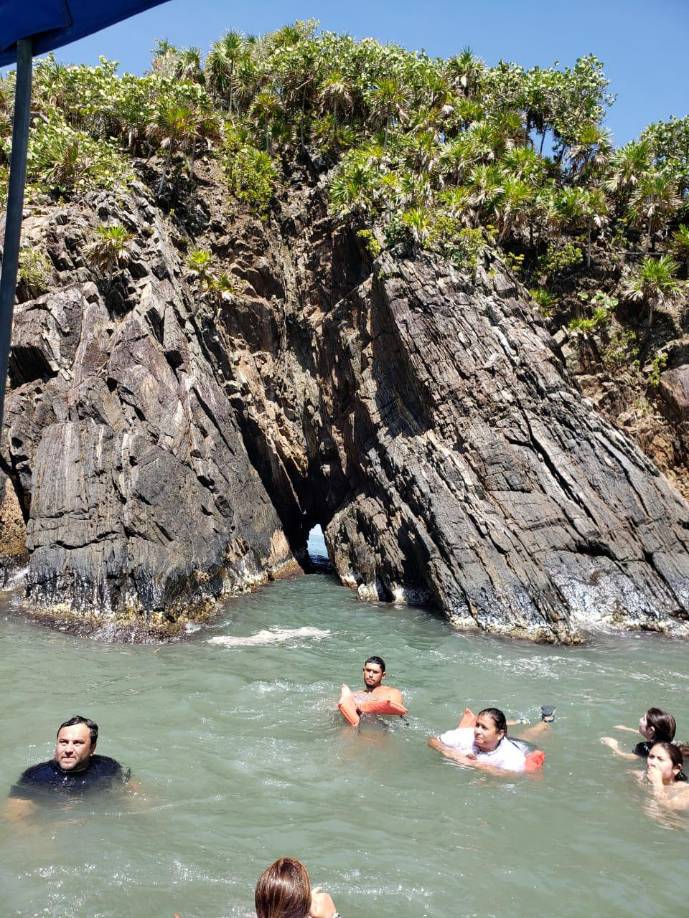 Punta Sal, una península que blanquea la bahía del lado oeste, donde están las lagunas El Diamante, Los Micos, Puerto Escondido y Puerto Caribe. Aquí se puede traspasar nadando el túnel del amor, famoso por sus mitos y leyendas alrededor de él.
