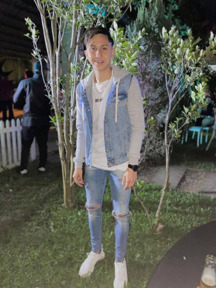 El joven falleció mientras estaba siendo asistido en la Unidad de Cuidados Intensivos del Hospital Escuela, según informó uno de sus amigos en redes sociales.