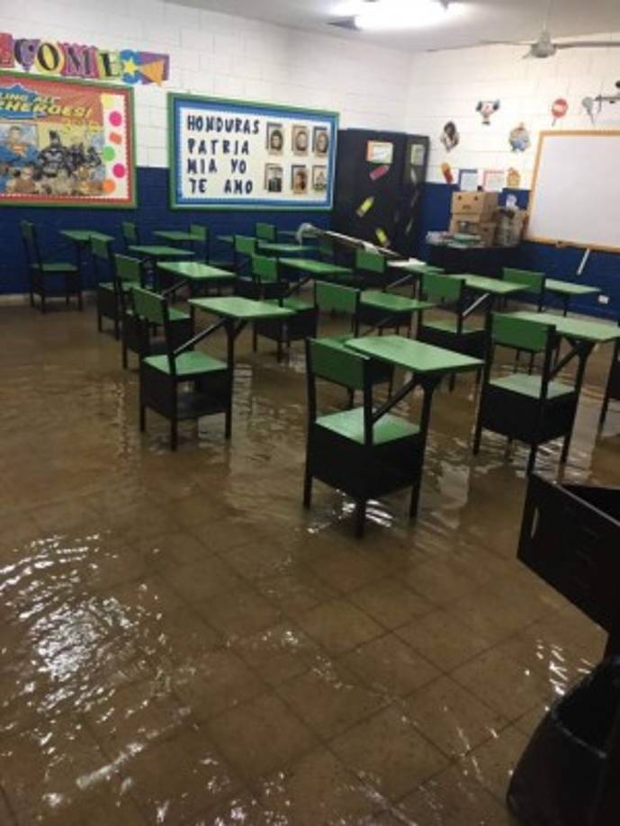 Varios centros educativos de San Pedro Sula se inundaron.