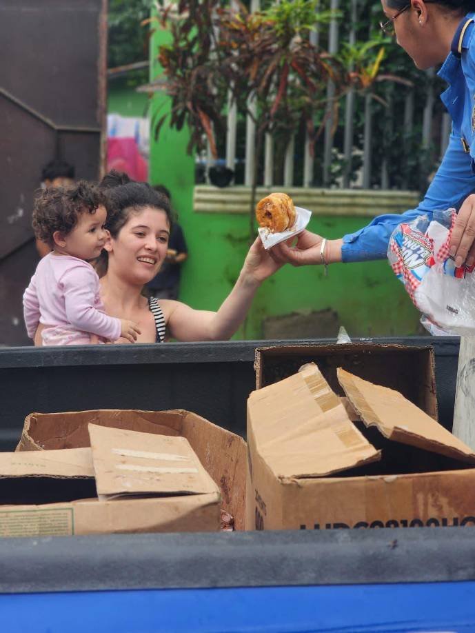 ”Niñas: Hola señor Policía, yo quiero ser como usted cuando sea grande.. El Policía: Hola niñas hermosas, ¿por qué quieres ser como yo?, Niñas: Por que cuidan a las mamás y yo quiero cuidar a mi mamá toda la vida”, compartieron en sus redes sociales la Policía Nacional.