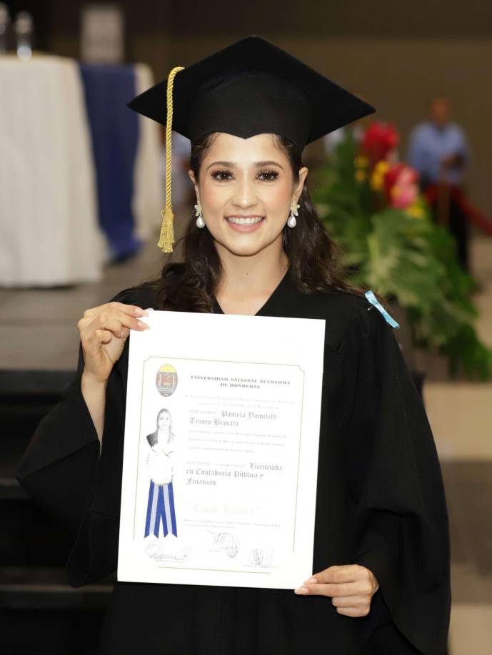 ¡Felices y orgullosos! Así festejan los nuevos egresados de Unah-vs