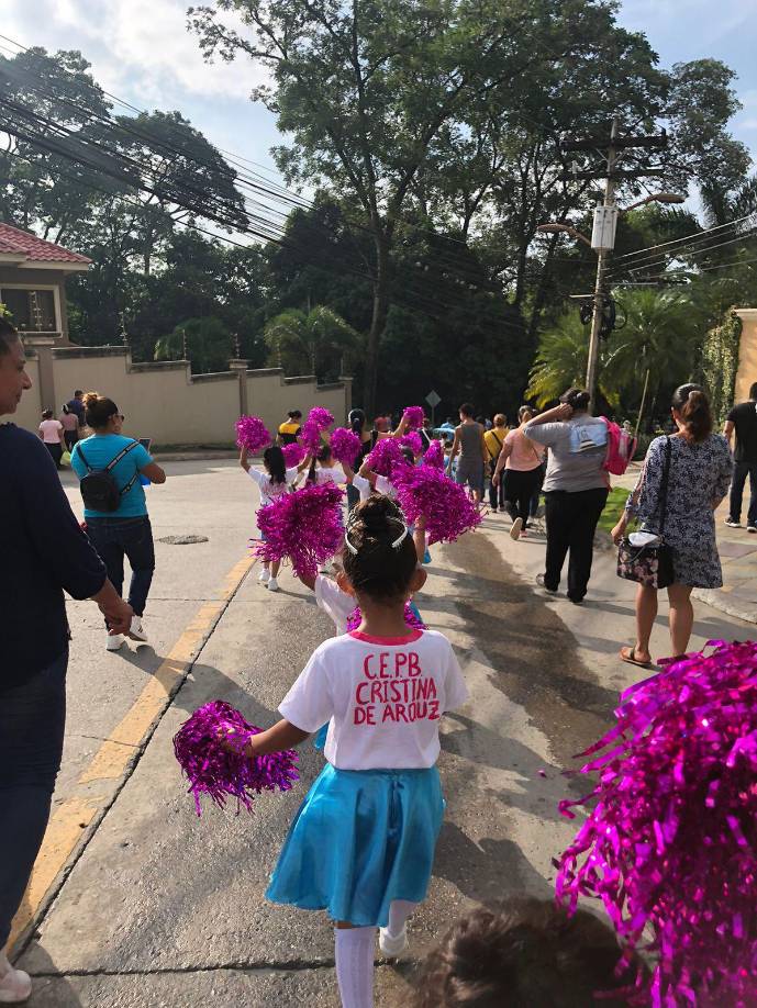 Las madres de las palillonas las acompañaron durante el recorrido. 