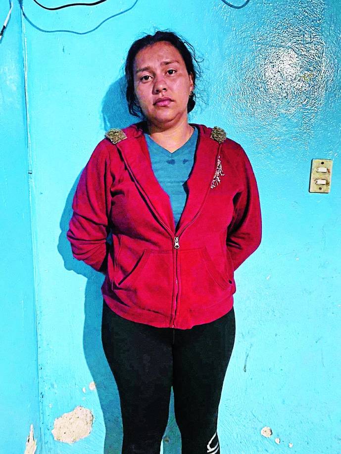 Sin embargo, cuando estaban en la vía fueron embestidos por un vehículo pick up rojo, con placas HCT 9636.La portavoz de la Unidad Departamental de Prevención de Copán, Yamileth Villalobos, informó que el pick up era conducido por una mujer que estaba aprendiendo a manejar y que, intentando introducir el carro al estacionamiento de la casa de su madre, erráticamente retrocedió el automotor y arrolló a los niños y la mujer.