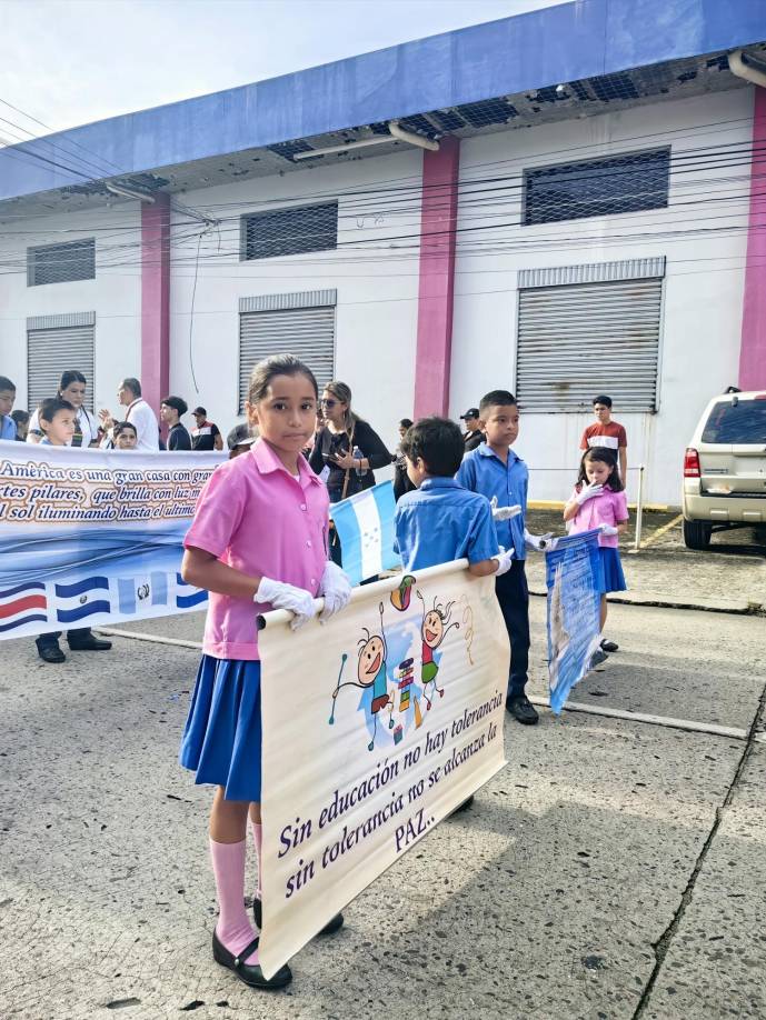 La pequeña Vilma Vindel portó un mensaje en pro de la educación y la paz.