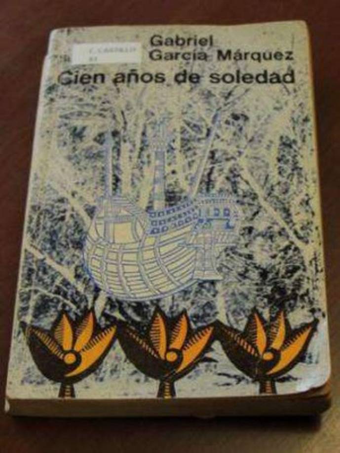 Imagen de la primera edición de Cien años de soledad. En la Feria del Libro de 2015 en Bogotá, fue exhibido en el stan dedicado a Gabriel García Márquez, un ejemplar de la primera edición, el cual fue robado. La policía local emprendió una búsqueda para dar con el libro y el ladrón, días después, el libro apareció de manera inexplicable.El libro pertenecía a Álvaro Castillo, a quien García Márquez le había dedicado el volumen. Foto y Fuente: eldiariony.com/2017/05/30/12-curiosidades-de-cien-anos-de-soledad-el-clasico-de-gabo-cumple-50-anos