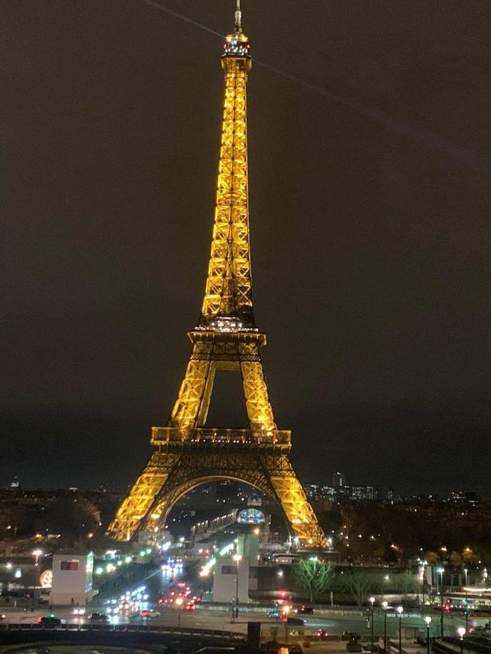 La <b>torre</b> permanecerá probablemente cerrada todo el lunes, y se espera que una nueva asamblea general decida el martes si continúa o no la huelga.