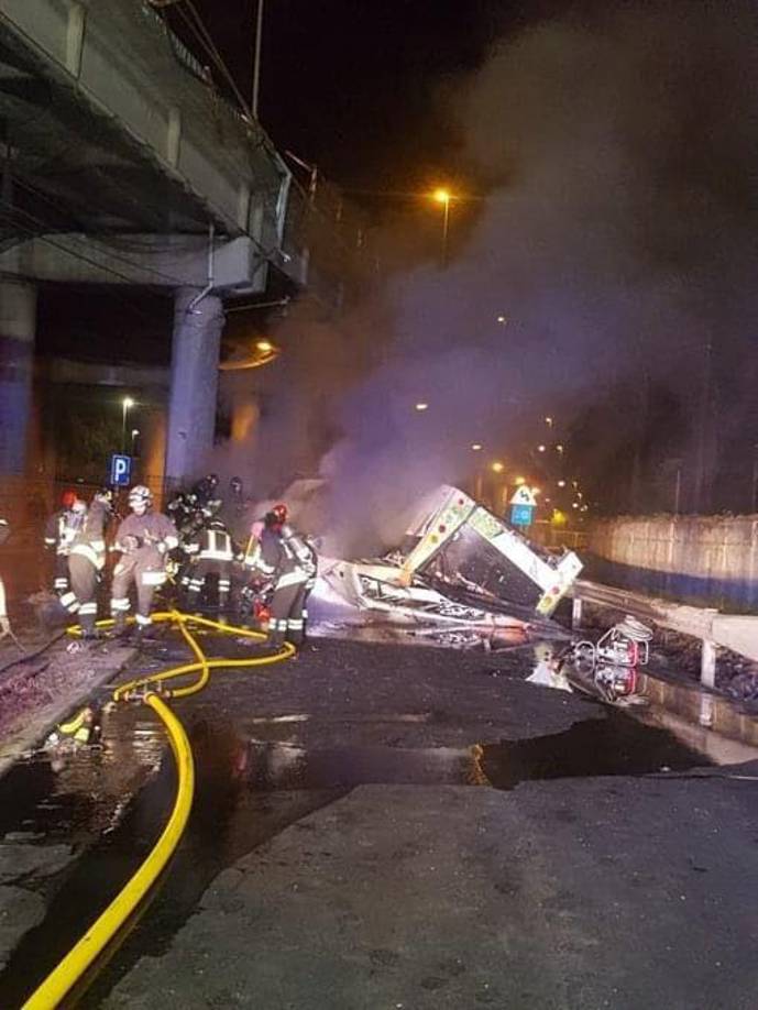 Según los bomberos de esa ciudad del norte de <b>Italia</b>, el autobús “se incendió” tras caer del puente que cruza la vía de tren.