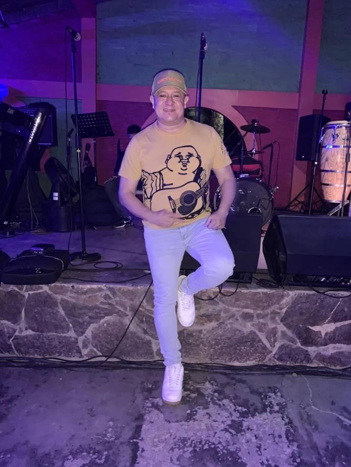 <b>JUAN CARLOS ALEMÁN</b>El vocalista animará a todos este viernes en Asados El Brasero en la 15 y 16 calle, 7 avenida de barrio Medina, el sábado estará en Los amigos de Lalo en la colonia Pineda de La Lima, Cortés y el domingo por la tarde llegará a Restaurante Peppers, antiguo restaurante Jalapeñps en la zona viva sampedrana, para en la noche regresar a El Brasero.