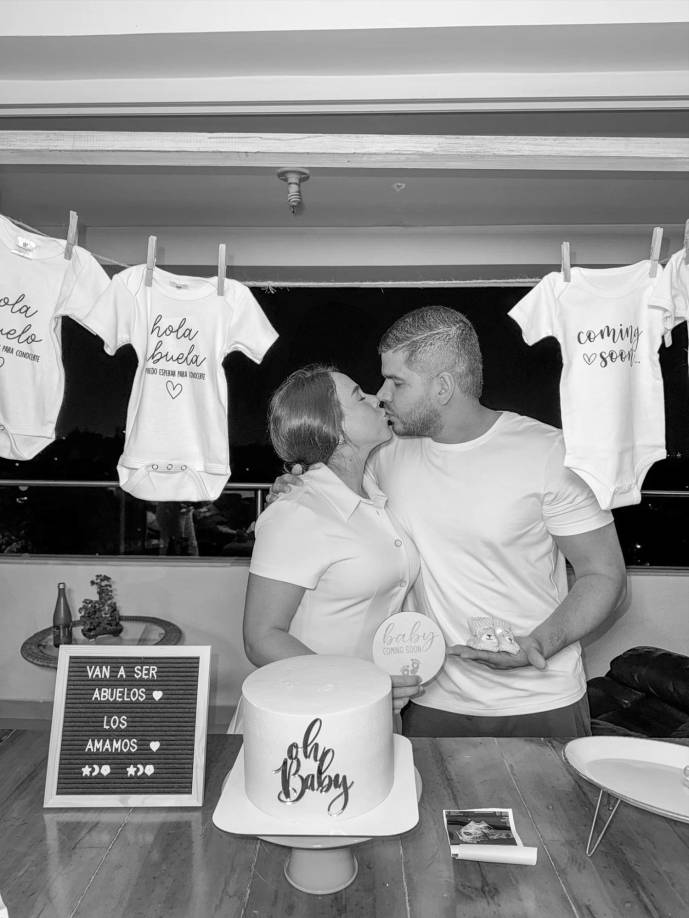 ”Ella empezó a hacerle la ecografía en la clínica de urgencias, y luego ella nos confirmó que ya el bebé, que el corazón ya no estaba latiendo”, dijo entre lágrimas Chavi. “Lo que nosotros sentimos en ese momento, fue el corazón quebrarse en mil pedacitos. Fue algo como, que no lo esperábamos, yo nunca tuve un dolor, nunca tuve un sangrado, nunca hubo una señal de alerta, simplemente el bebé dentro de mi dejó de crecer, y nos han explicado que esto es algo natural, normal, que le pasa a muchas mujeres en embarazos saludables. No fue por una mala fuerza, no, pasó porque así estaba escrito que pasara”, enfatizó Antonia.