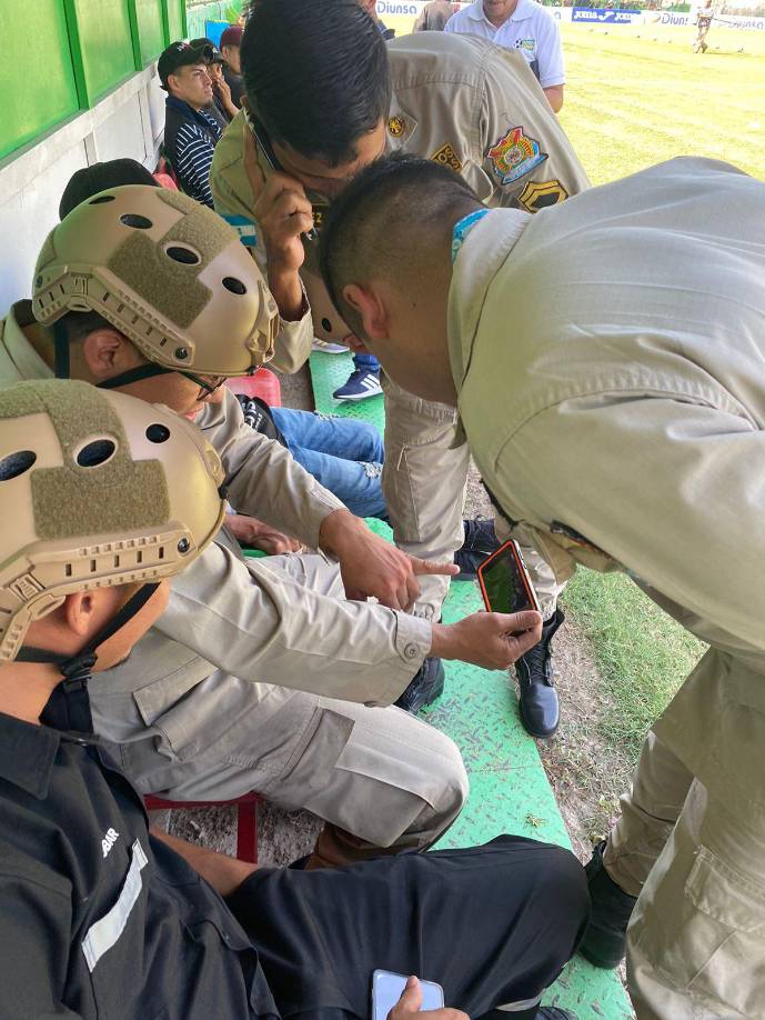 Bomberos de Honduras atentos al duelo de la Champions.