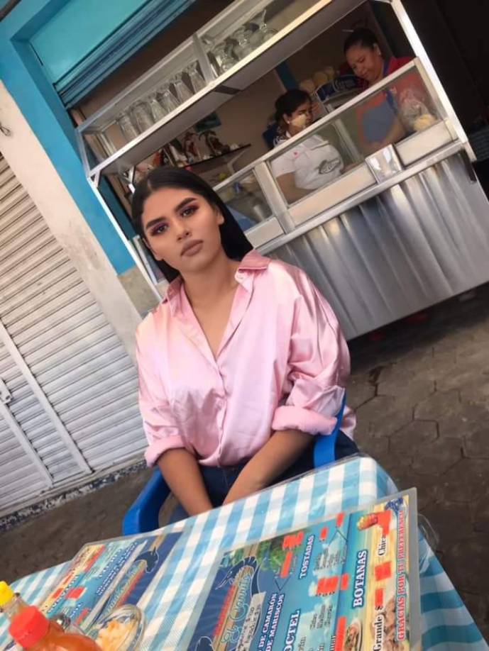 Influencer es hallada muerta en un barranco junto a otros seis cuerpos