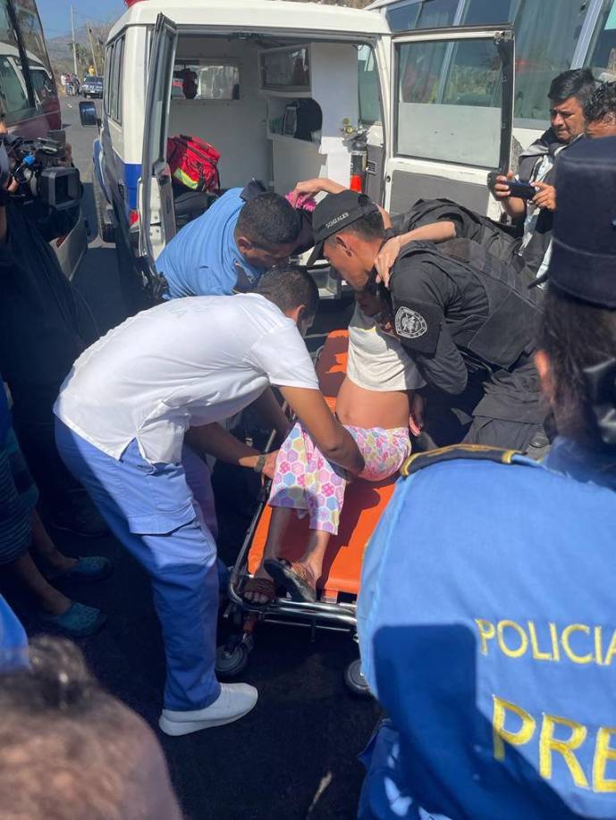 Familiares trasladaban a la fémina hacia un centro asistencial, sin embargo, se toparon con la protesta de algunos pobladores de la colonia Cerro Grande y sectores aledaños.