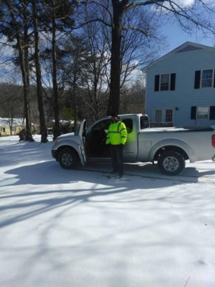 Nahun Aguilar muestra los efectos de la nevada en Carolina del Norte.