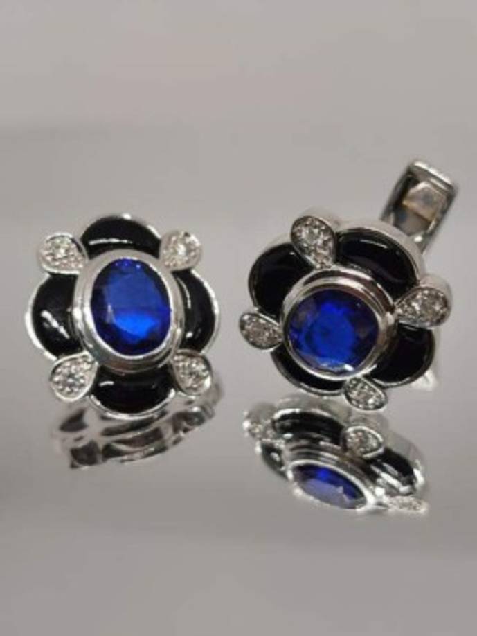 Estas mancuernillas de oro blanco de 18 kilates con dos zafiros se encuentran entre los objetos 'más baratos' de la subasta con un precio inicial de 11,956 pesos (Unos 700 dólares).