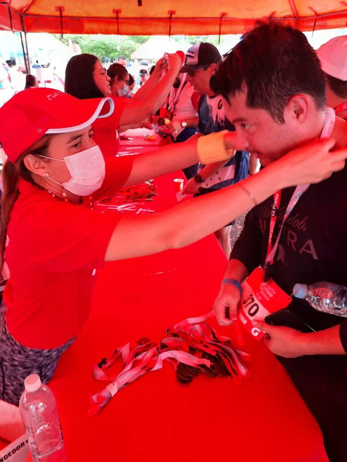 El staff de diario LA PRENSA entregó las medallas a los corredores. 