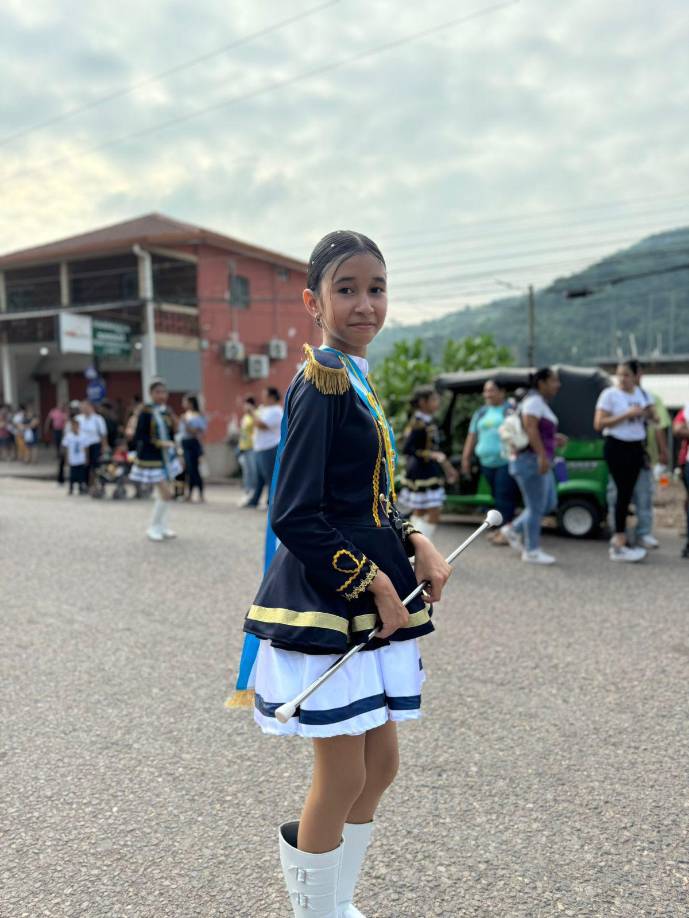 Mia Beatriz Lemus Gavarrete, de octavo grado, fue una de las más admiradas por la multitud, deslumbrando con su belleza y su fervor patriótico.
