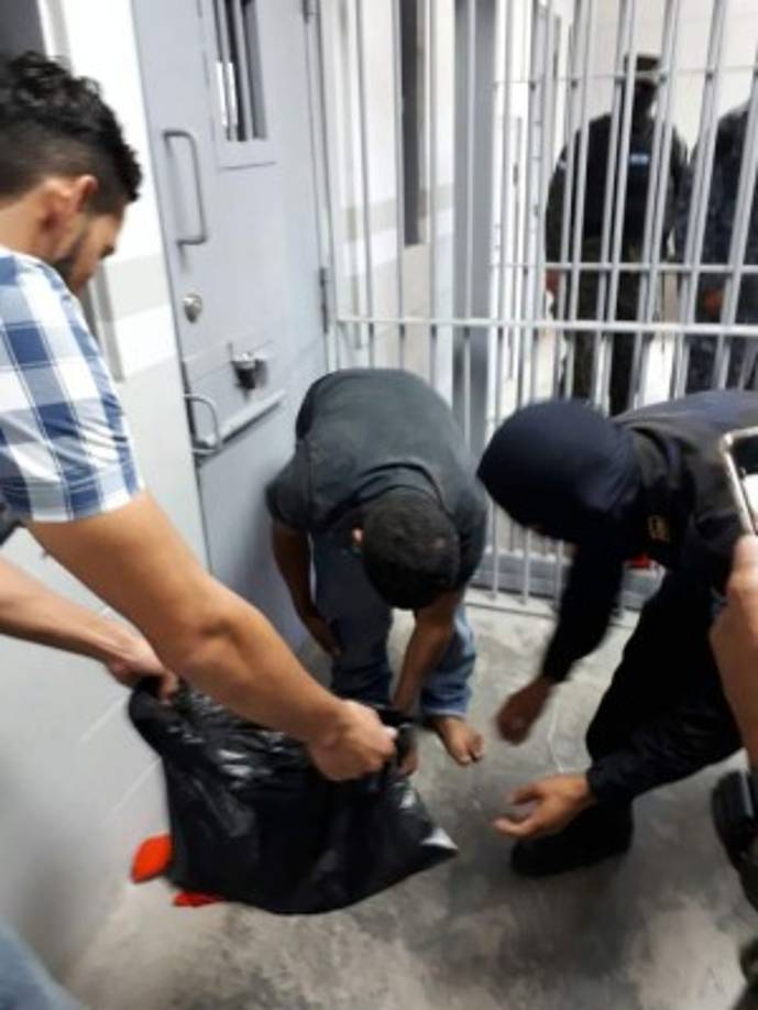 Al llegar a 'La Tolva', los reos fueron despojados de su ropa y fueron vestidos con un overol anaranjado.