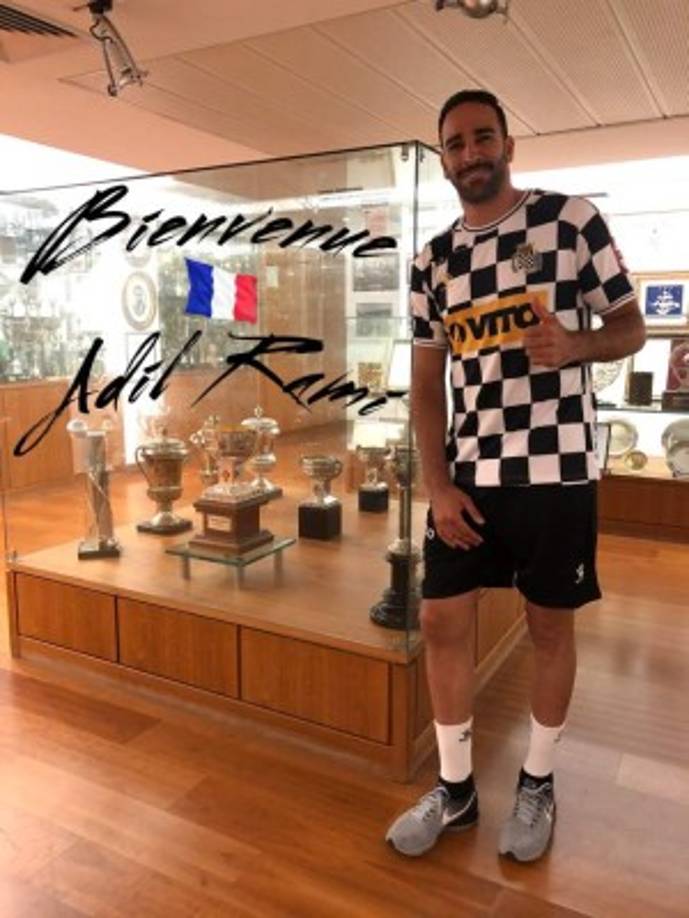 Adil Rami se ha convertido en nuevo fichaje del Boavista de la Primera División de Portugal y será compañero del hondureño Jorge Benguche. El defensa, campeón del mundo con Francia en 2018, estuvo cerca de ir al Reggina de la Serie B de Italia, pero finalmente jugará en el club luso.<br/><br/>Sin club desde que rescindió su contrato con el Sochi, de la primera división rusa, en mayo sin ni siquiera haber debutado, el central de 34 años intentará una nueva aventura en el 12º clasificado del último campeonato ruso.