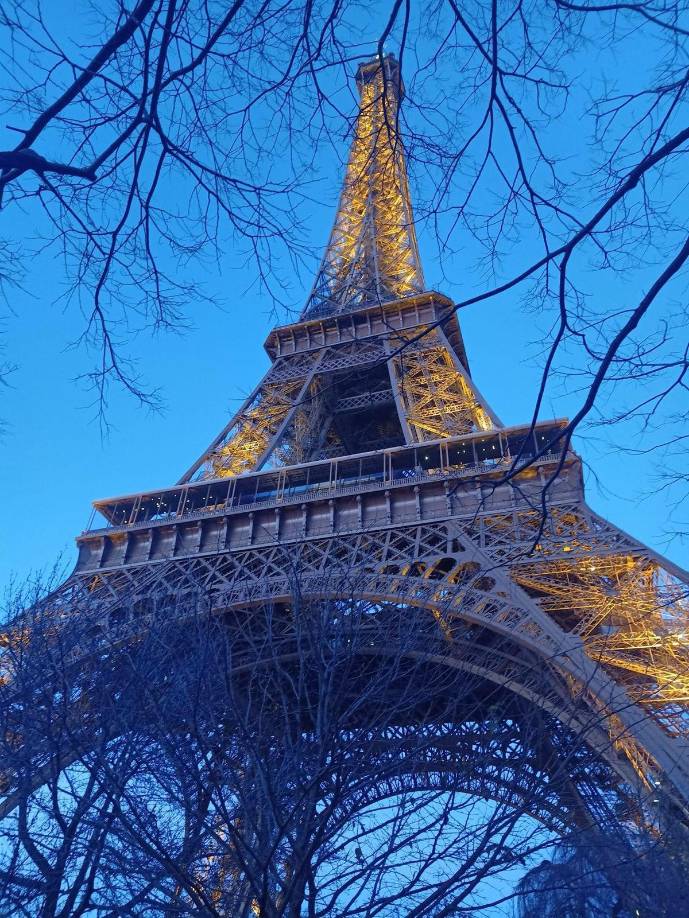 En un breve mensaje en su página web, la Sociedad de Explotación de la Torre Eiffel (SETE) indica que “a causa de una convocatoria de huelga de una parte del personal”, su apertura se va a ver “perturbada”.