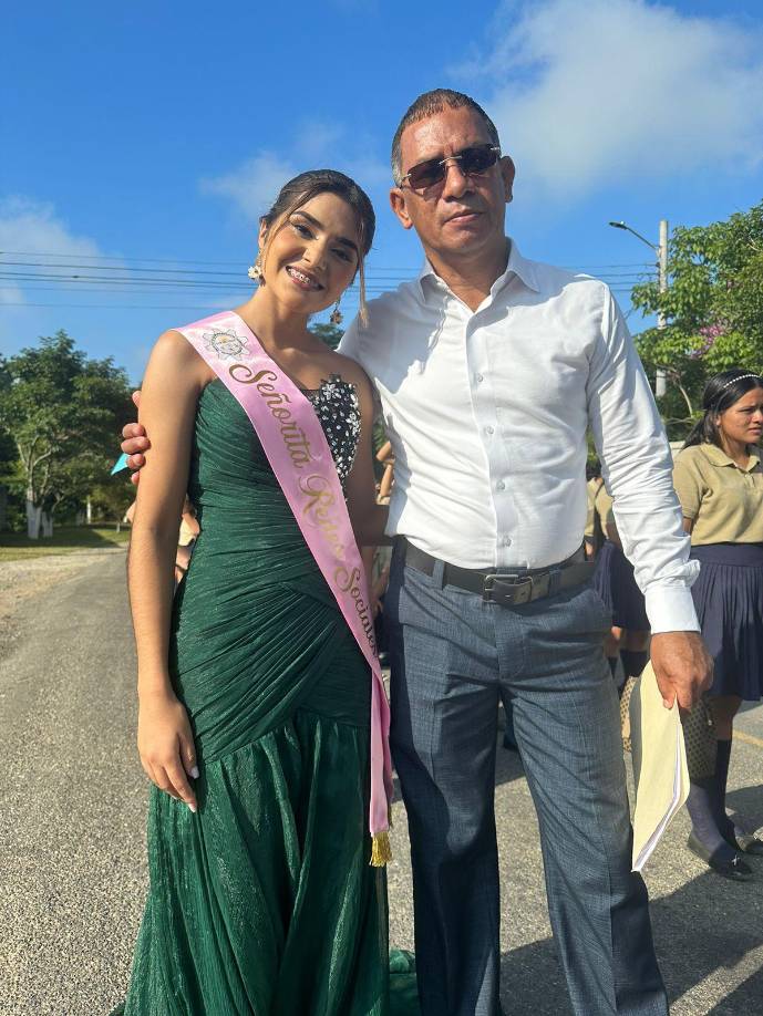 La joven tiktoker patepluma en el desfile portó una banda que la acreditaba como Señorita Redes Sociales y muy alegre con sus compañeros le rindió honor a la patria en sus 202 años de Independencia. 