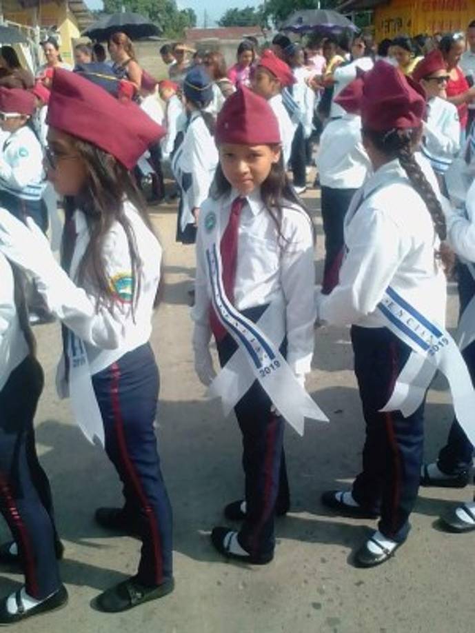 Nayeli Lizeth Aguilar Martínez desfiló con el centro básico José Trinidad Cabañas de El Progreso Yoro.