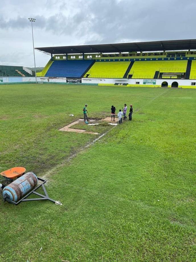 Además de las mejoras en los tendidos populares, la cancha está siendo remodelada por la empresa Disagro Fenorsa que atiende casos de irrigación y restructuración de las tierras para los creciemientos de los pastos.