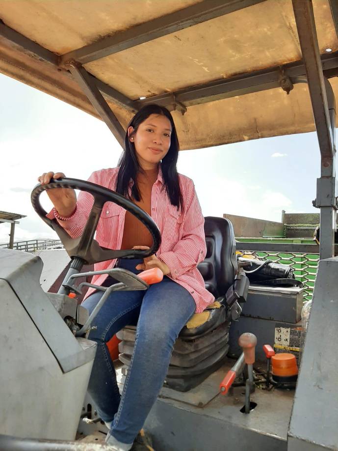 Actualmente estudia inglés, tiene 26 años y se graduó como operadora de maquinaria en el 2020.