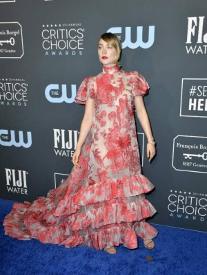 Otra de las osadas con sus elecciones fue Saoirse Ronan en un voluminoso vestido.