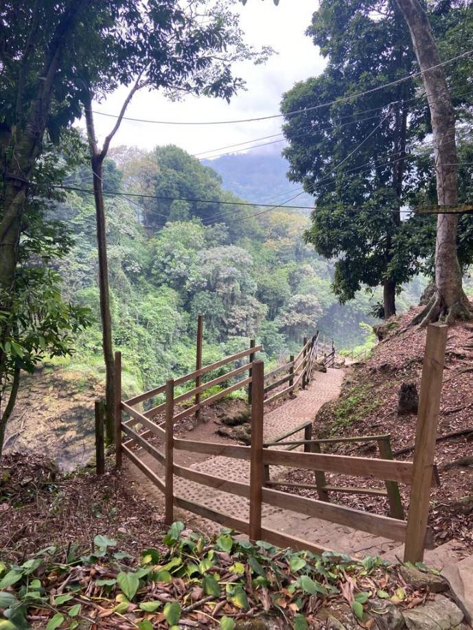 Estos vestigios comprenden una calzada de piedra y una plaza rodeada por cuatro grandes montículos que han sido identificados como estructuras pertenecientes al período clásico tardío (600 d.C. al 900 d.C.).