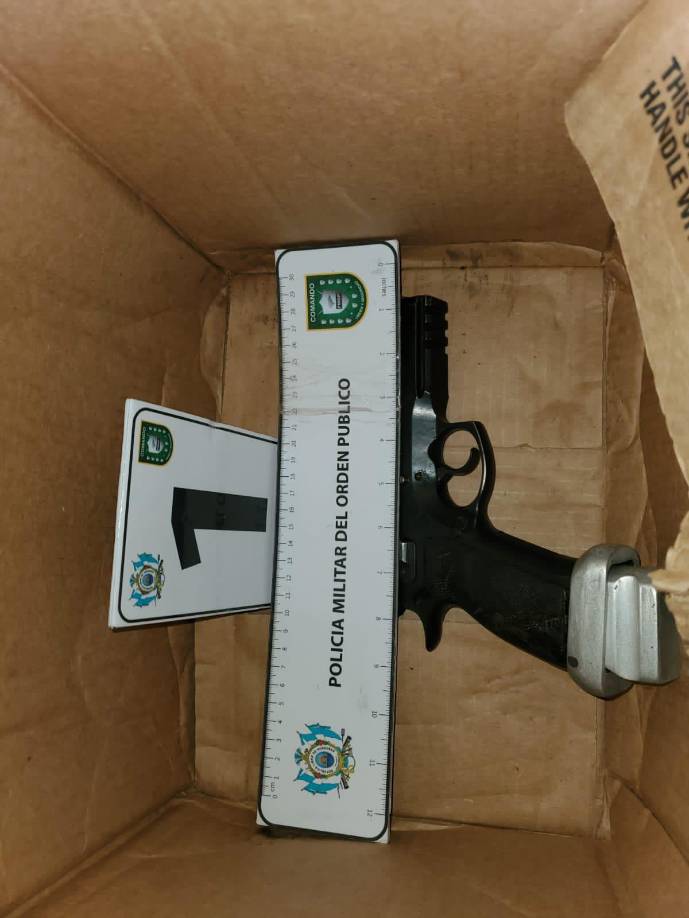 Una pistola decomisada a Manuel Armando Villeda.