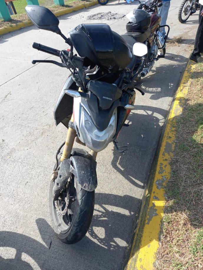 A un lado de la persona estaba esta motocicleta y a un costado del joven dos celulares apagados.