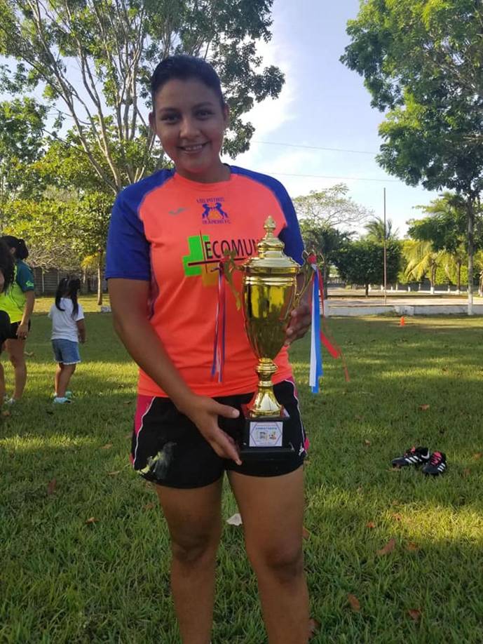 Según se conoció, los agentes de Tránsito le daban persecución al vehículo porque llevaba entre sus llantas este cadáver desde el bulevar Morazán y fue justamente en esa colonia que los vecinos notaron el lamentable final de la futbolista