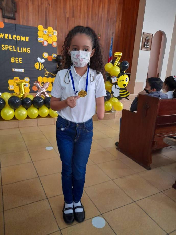 Jimena cursa su cuarto año escolar y destaca por ser excelencia académica.