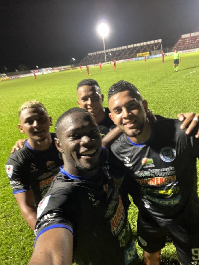 Así quedó la selfie que tomó el colombiano del Victoria, Luis Hurtado, tras uno de sus goles ante la Real Sociedad.