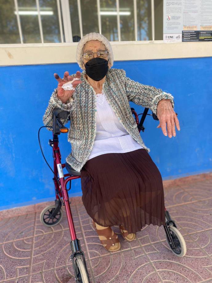 Doña Adelina Urbina de 82 años realizó el sufragio en él centros de educación básica Valerio Meza en La Esperanza, Intibucá. La ciudadana sufre de osteoporosis, por lo que debe movilizarse en un andador, esta condición no limitó a la hondureña para que esta mañana participara en las elecciones generales.