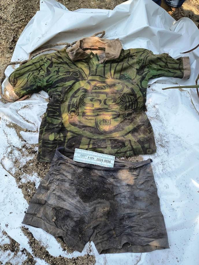 Esta ropa de una de las víctimas ha sido encontrada en el lugar. 